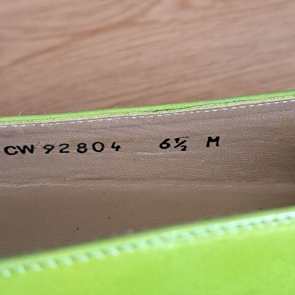 Stuart Weitzman Lime Green Patent Leather Peep Toe Flats 6.5 Gold Buckle Spain - Picture 9 of 12